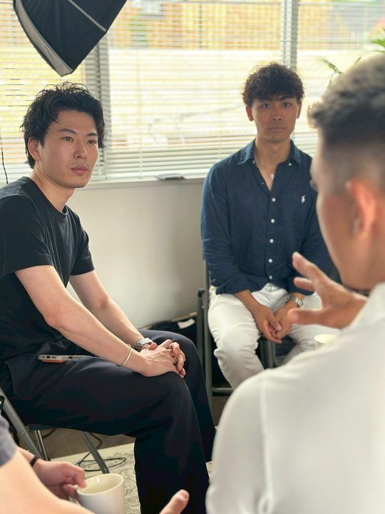 語り合うARMY CHURCHのメンバー